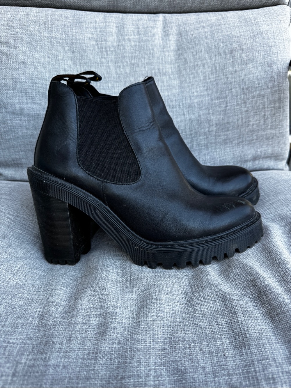 Dr. Martens Hurston Black Leather Heeled Chelsea Boots Size US 9 / UK 7